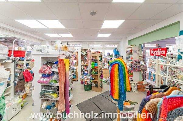 vorderer Ladenbereich mit Durchbruch zum Nachbarge