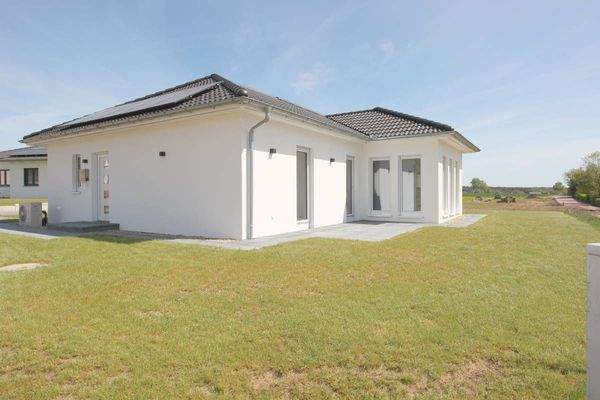 Hocheffizienter Bungalow mit Wärmepumpe, PV-Anlage u. fertigem Garten