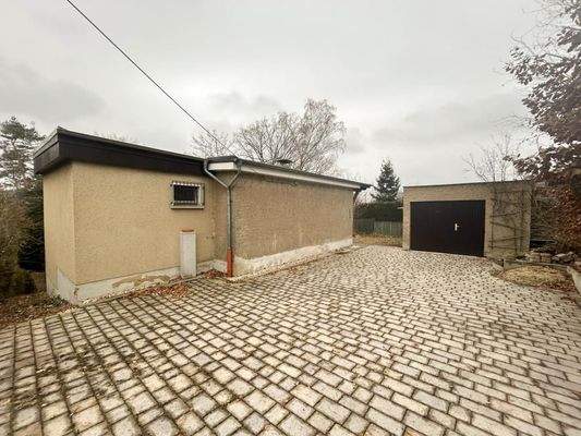 Hausansicht mit Garage