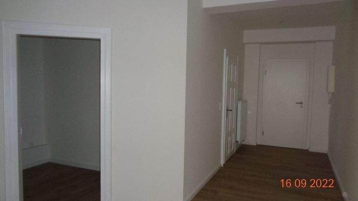 Flur links Gardarobenbereich.JPG