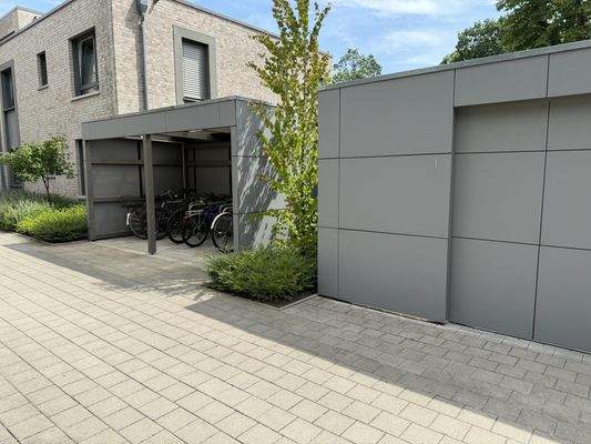 Fahrradabstellbereich und Gebäude für Mülltrennung