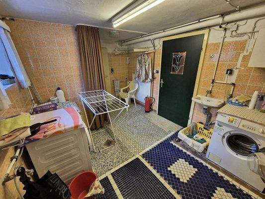 Waschküche mit Dusche