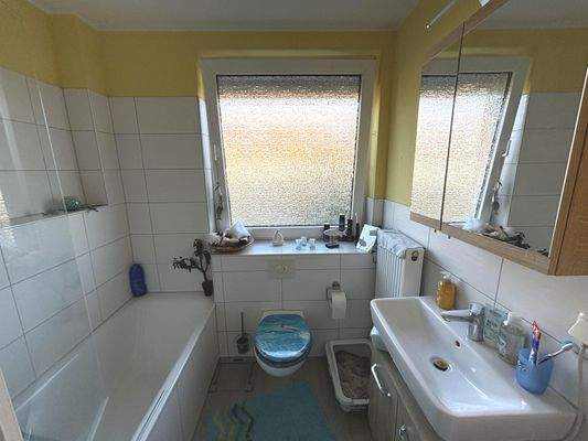 Tageslichtbad mit Wanne