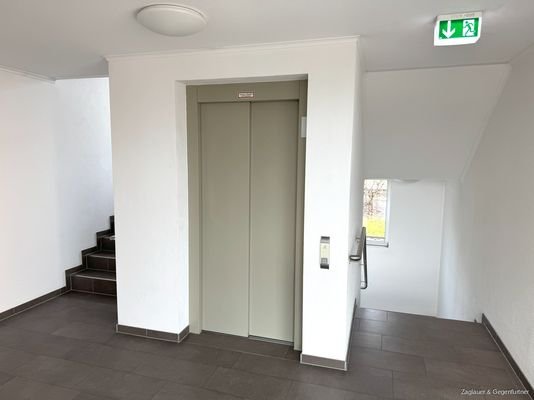 Die Wohnung ist bequem über den Aufzug zu erreichen
