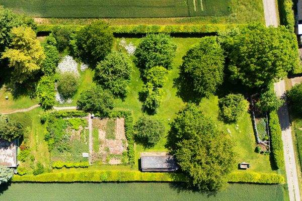 Luftansicht Grundstück mit Nutzgarten, Obstwiese und Gartenhäuschen