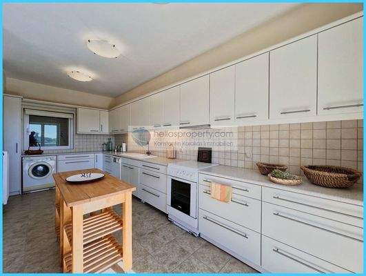 88f520bd8a624b61a286b7b258adf3e8-original