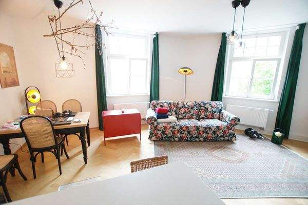 1 geräumiges Wohnzimmer