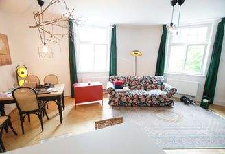 1 geräumiges Wohnzimmer