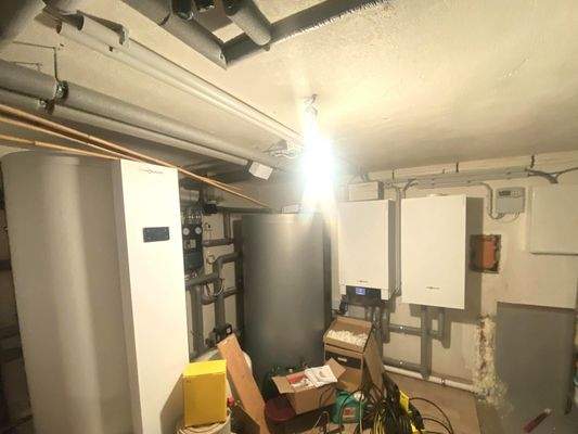 Heizungs-und Hausanschlussraum- relativ neue Wärmepumpe