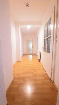 Langer Flur mit Holzboden