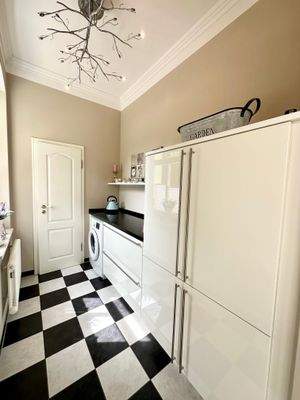 Hauswirtschaftsraum mit Tür zum Gäste-WC