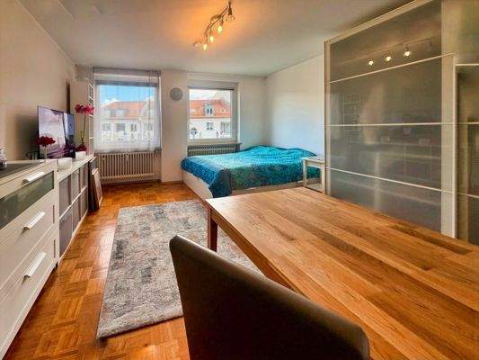 Ansicht mit Esstisch und Kleiderschrank