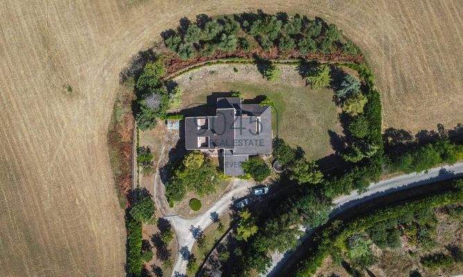 Elegante Villa mit Meerblick in der bezaubernden Hügellandschaft der Marken