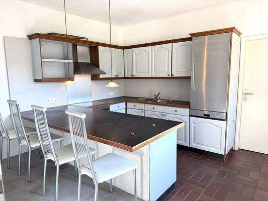 Küche mit angrenzendem Wirtschaftsraum