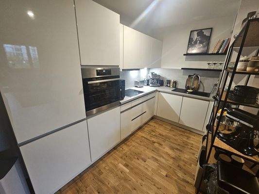 Moderne Küche mit Geräten