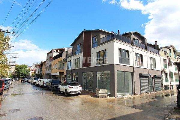 Roadside Shops on Nilüfer Ata Boulevard