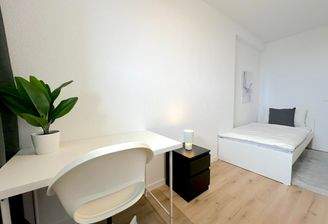 Helles Schlafzimmer mit Schreibtisch