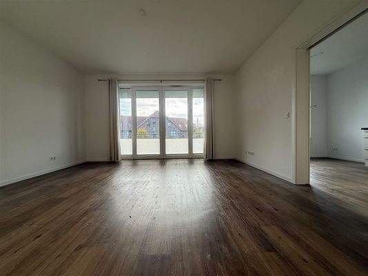 Großzügiges Wohnzimmer mit Balkon (2)