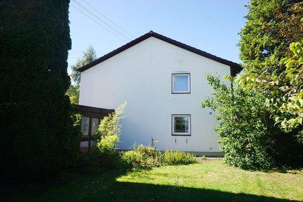 Garten mit Hausansicht