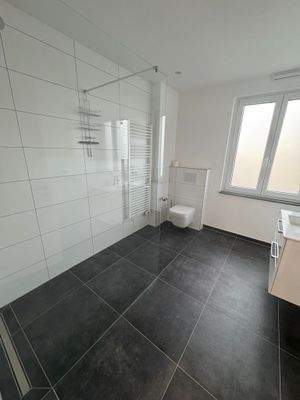 Bad mit Dusche und Fenster