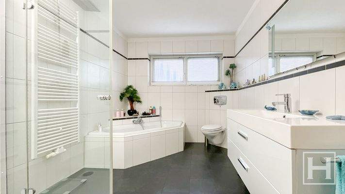 Modern saniertes Badezimmer mit Fußbodenheizung im Erdgeschoss