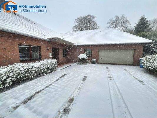 Ansicht und Auffahrt mit Doppelgarage