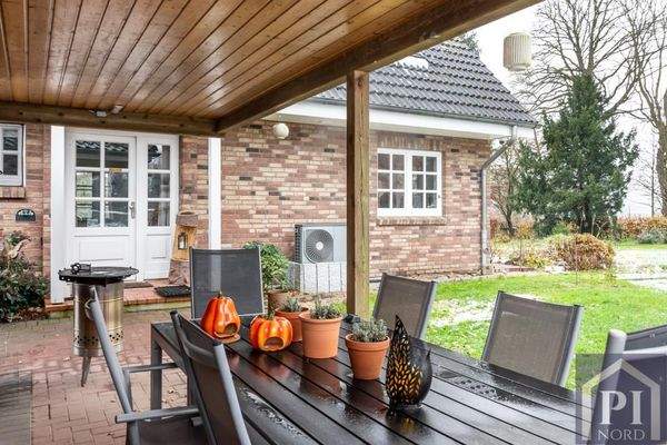 Überdachte Terrasse ggü. der Haustür