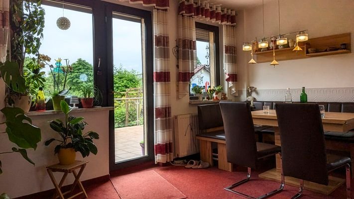 Essen mit Zugang zur Terrasse