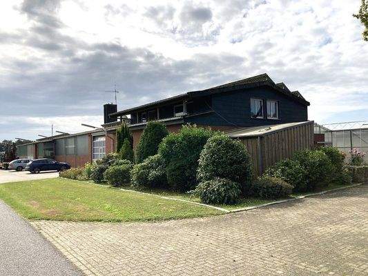 Wohnhaus/Büro u. anliegende Halle