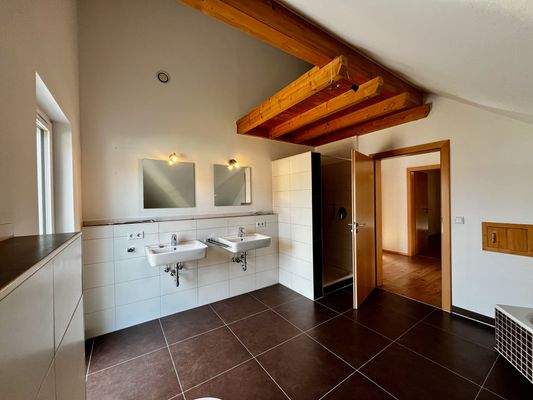 ist das Bad mit Dusche, zwei Waschbecken, 