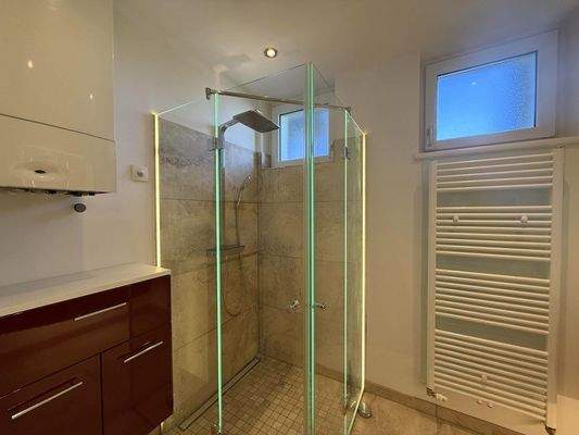 Bad mit Möb., Wandsp., DU, WM-Anschl., Handtuchtr.