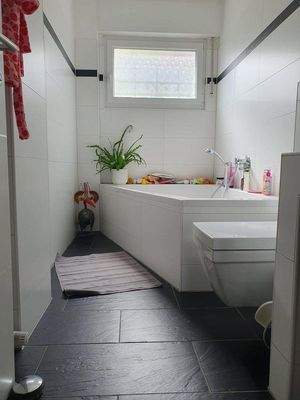 WC mit Badewanne im EG