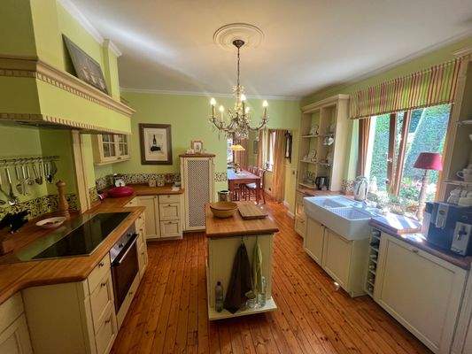 Küche mit Blick ins Esszimmer EG