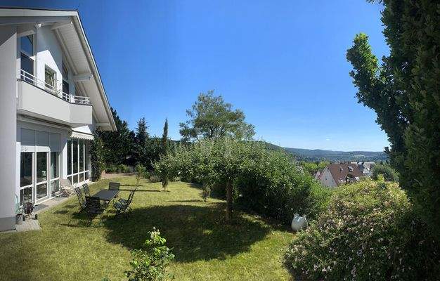 Seitenansicht mit Garten