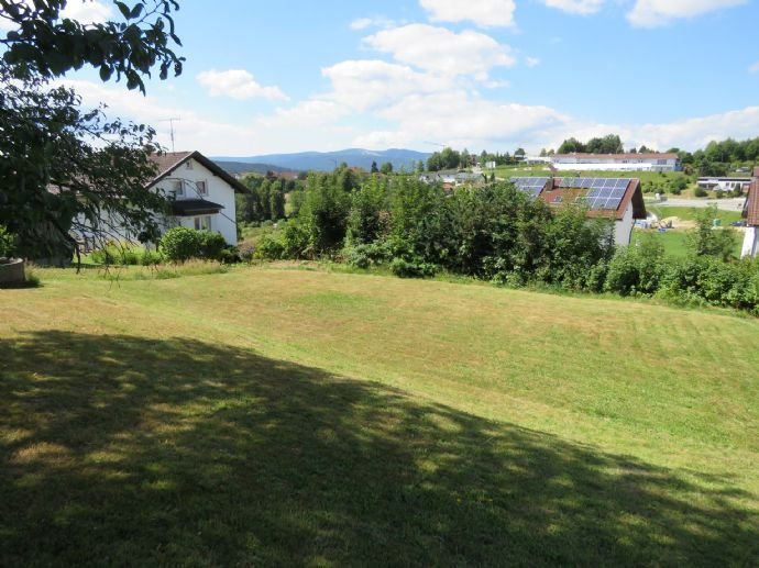 Baugrundstück in ruhiger und sehr sonniger Höhenlage mit Fernsicht in einem Stadtteil von Regen