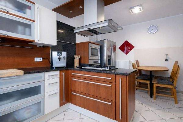 Geräumige Küche mit Garagenzugang