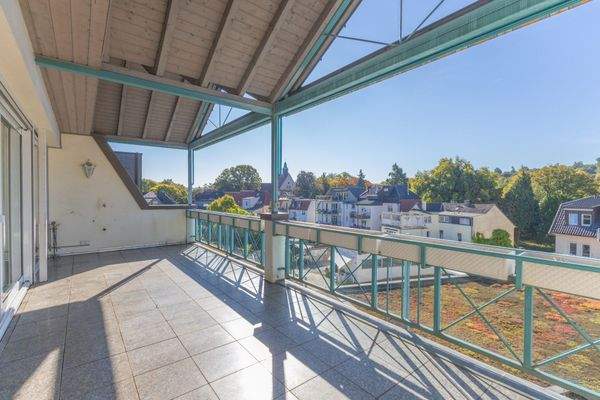 überdachter großer Balkon, mit elektrischer Markise