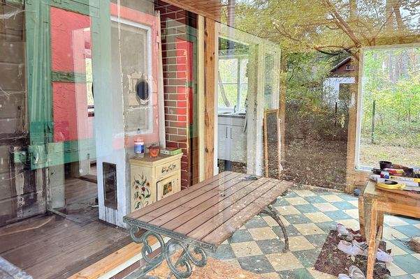 Wohnbereich im Wintergarten mit Kamin