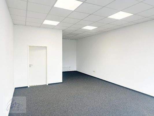 Geschäftsfläche mit Blick Richtung Küchenbereich