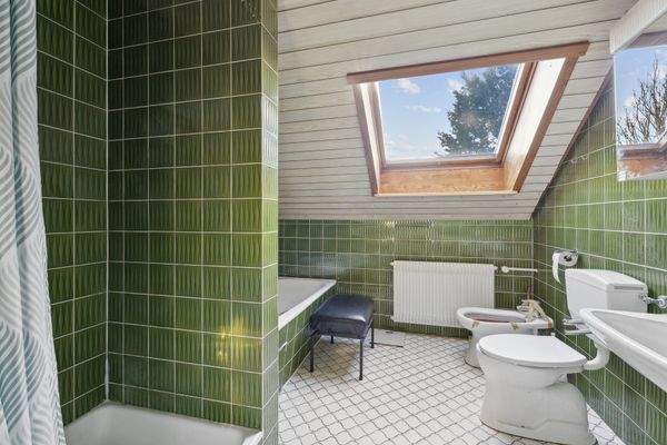 Tageslichtbad mit Dusche, Wanne, Bidet, WC