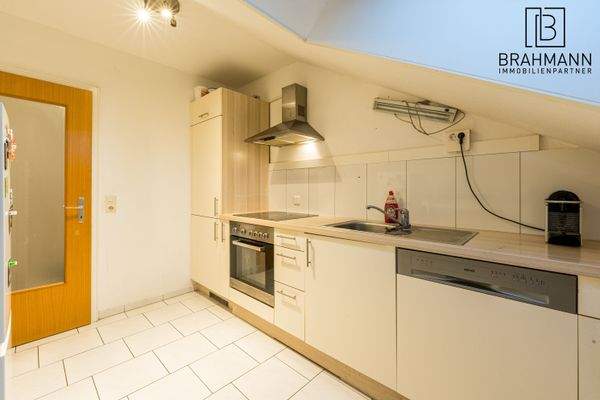 Helle Einbauküche mit Fenster