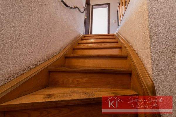 Holztreppe zum OG