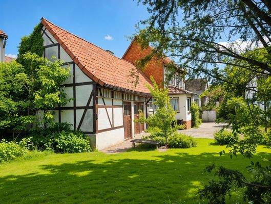 Blick vom Garten auf die Scheune