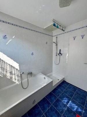 Bad mit Badewanne und Dusche