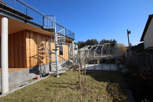 Garten mit Treppe zur Südterrasse