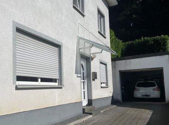 Eingang ELW mit großer Garage