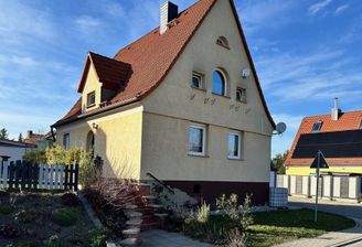 Wohnhaus - Straßenansicht 1