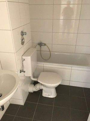 BEISPIELBILD: Bad mit weißen Wandfliesen und grauen Bodenfliesen