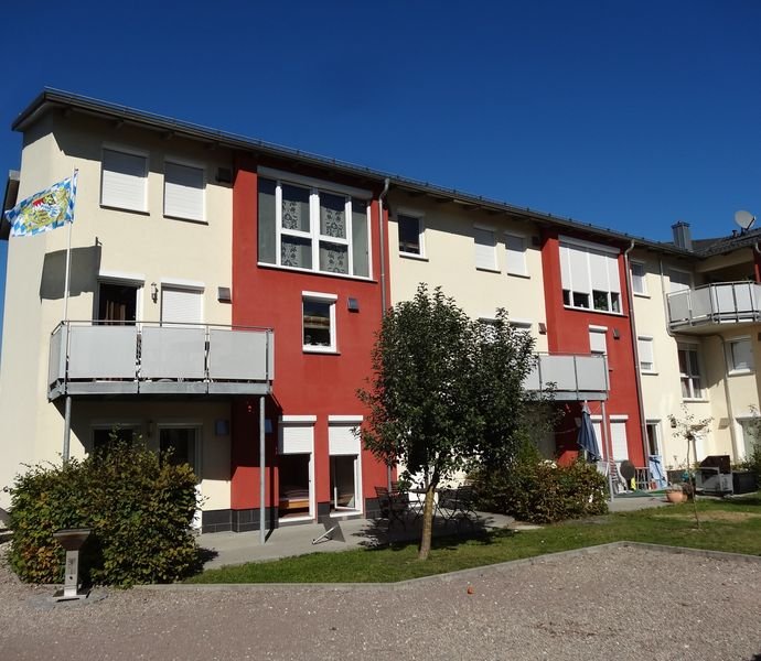 Alles Neu! Freundliche, komplett renovierte 3,5-Raum-Wohnung mit Balkon, im 1. Obergeschoss