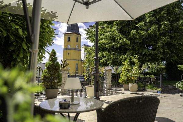 Terrassentraum mit Kirchblick